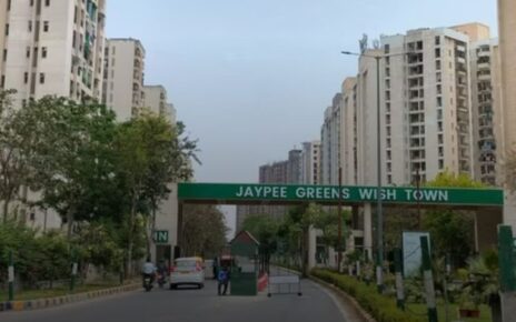 Quick Tips to Spot a Deal Look for below-market prices, high rent-to-price ratios, RERA-approved pre-launches, and older properties in prime locations for great deals. (5)