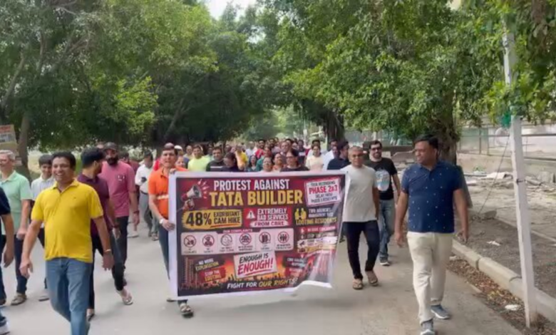 Residents of Tata Eureka Park Noida Protest Against the 48% Hike in Maintenance Charges